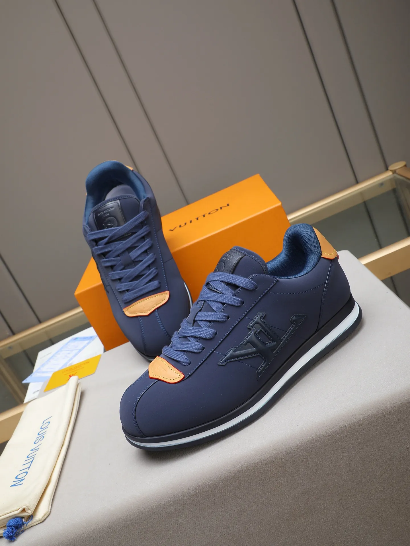 PP560 LV Louis Vuitton L Jialu Brand Runner Tatic Series Thick-soled Casual Sports Shoes Running Shoes Original purchase, development and production This LV Runner Tatic sports shoe combines technical materials such as mesh fabric and ribbons to interpret the inspiration of traditional mountaineering shoes. LV letters are written on one side, the lariat buckle of the quick lacing system is embellished with Monogram flowers and Louis Vuitton logos, and the light and wear-resistant rubber outsole completes the whole. ▪️Fabric: Original imported cowhide + mesh ▪️Inner lining: Original customized breathable mesh ▪️Sole: Original open-molded anti-slip rubber combination material ▪️Size: Men's 38-44 (customized for 45 and 46)